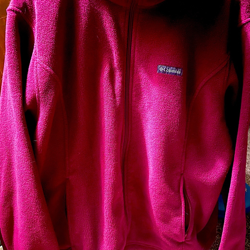 Women’s Columbia fleece jacket in the color burgundy and size xxl.